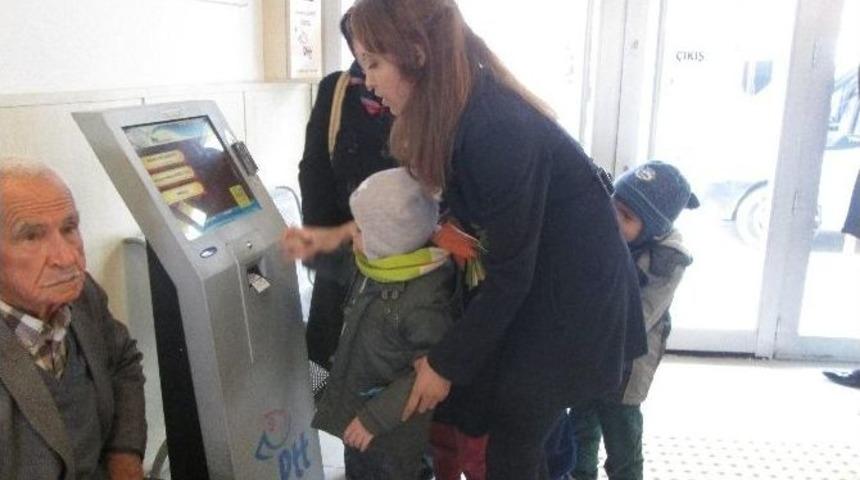 Demirci&rsquo;de Minikler Farklı Okullara Yeni Yıl Kartı G&ouml;nderdi