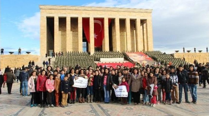 Tyana &Ccedil;ocuk Meclisi, Ata&rsquo;sının Yanında