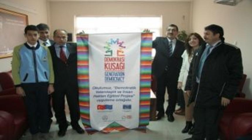 Okullara Demokrasi Kuşağı Flaması verildi