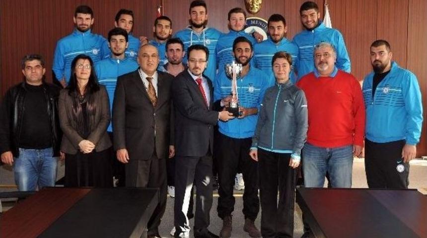 Ad&uuml; Hentbol Erkek Takımı Şampiyon Oldu