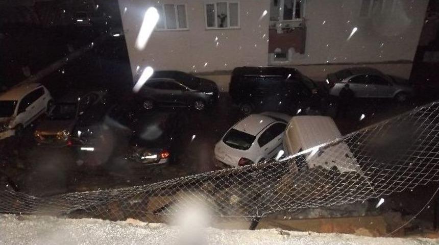 Bursa&rsquo;da İstinat Duvarı 8 Aracın &Uuml;zerine Yıkıldı