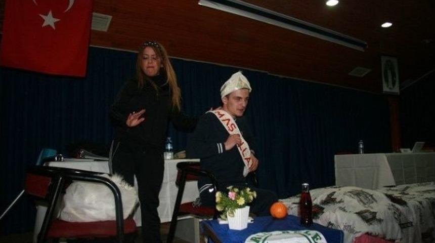 &ldquo;&uuml;zerime D&uuml;şt&uuml;m&rdquo; Oyunu Sungurlu&rsquo;da Sahnelendi