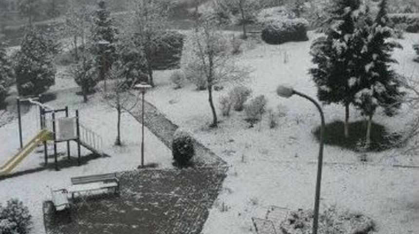 D&uuml;zce&rsquo;de Y&uuml;ksekler Beyaza B&uuml;r&uuml;nd&uuml;