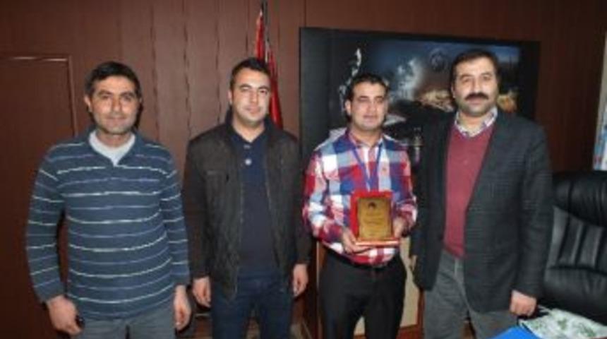 Dedaş Personeline M&uuml;şteriden Plaket