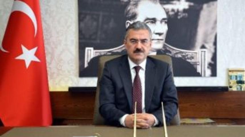 Vali Ayyıldız 2015&rsquo;te &lsquo;cazibe Merkezi Olmuş Bir Aydın&rsquo; Diledi