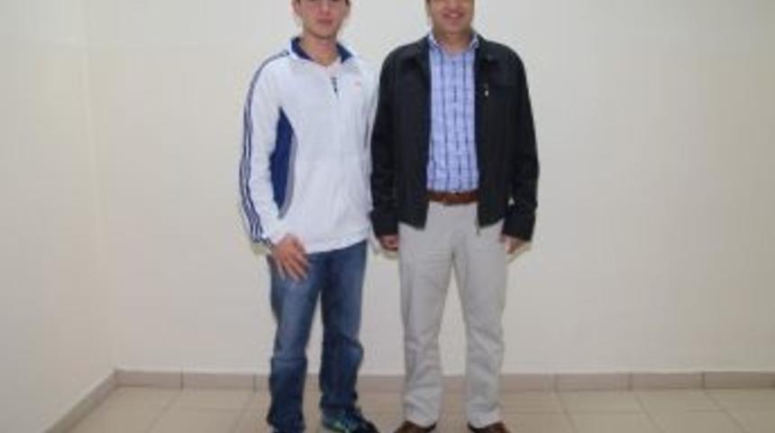 Genç Yüzücü Doğan Madalya İle Döndü