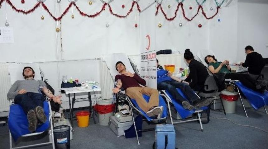 Ag&uuml; &Ouml;ğrencilerinden Kızılay&rsquo;a Kan Bağışı