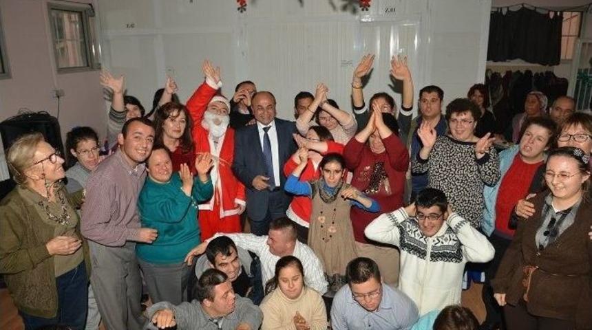 Engelli &Ccedil;ocuklar Yeni Yıl Eğlencesiyle Coştu