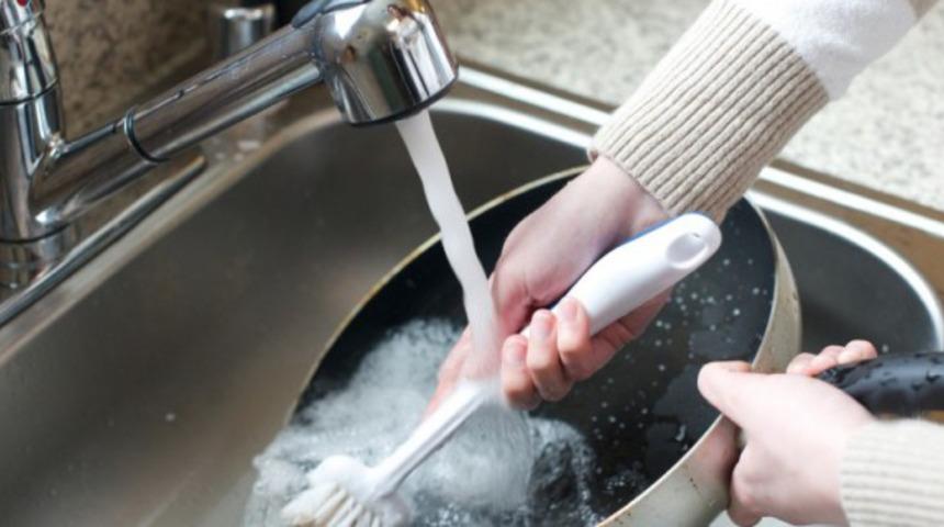 Kimyasal kullanmadan yanmış yağları temizleyin