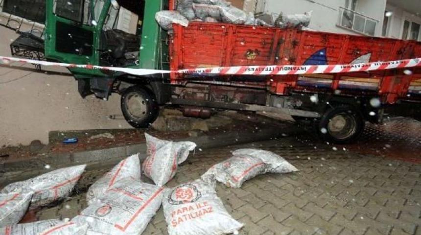 &Uuml;cretsiz K&ouml;m&uuml;r Dağıtımı Yapan Kamyon Binaya &Ccedil;arptı, 4 Kişi Yaralandı