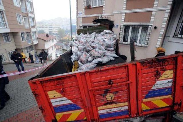 Ücretsiz Kömür Dağıtımı Yapan Kamyon Binaya Çarptı, 4 Kişi Yaralandı