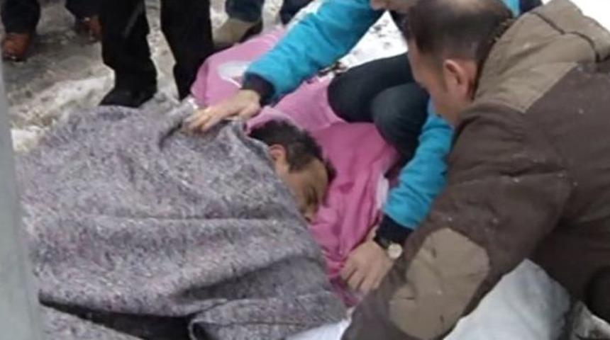 Otomobilin &Ccedil;arptığı Şahıs, Karın &Uuml;stende Yatarken, Battaniye İle Isıtılmaya &Ccedil;alışıldı