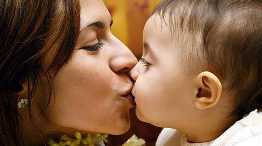 &Ccedil;ocuğu dudaklarından &ouml;pmek 'fazla seks&uuml;el'