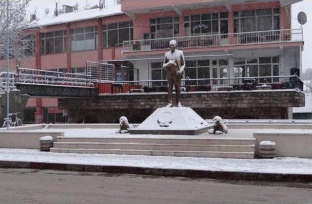 Bilecik’in Gölpazarı İlçesine Yılın İlk Karı Düştü