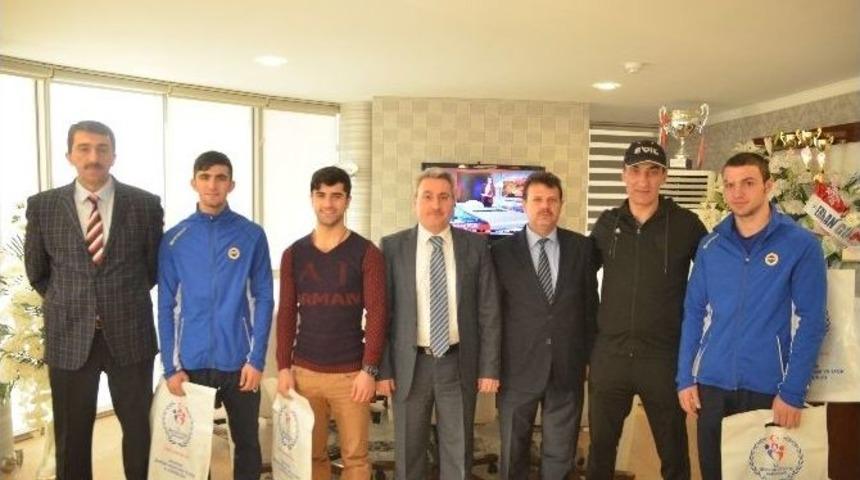 Madalyalı Boks&ouml;rler &Ouml;d&uuml;llendirildi