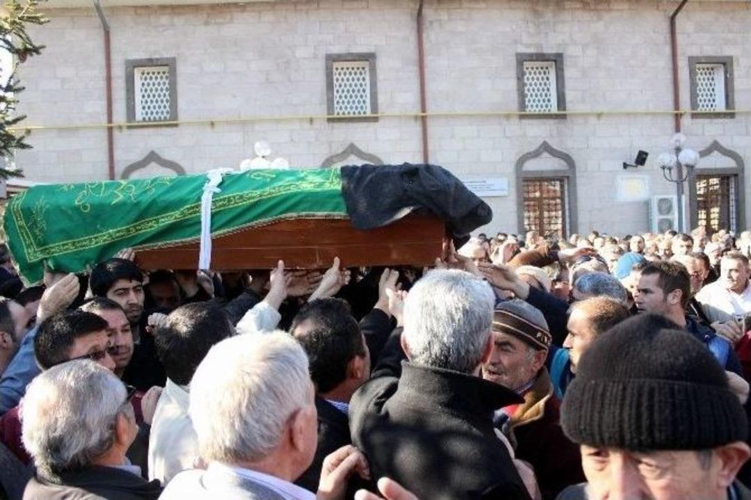 &lsquo;kayak&ccedil;ı Dede&rsquo; Son Yolculuğuna Uğurlandı