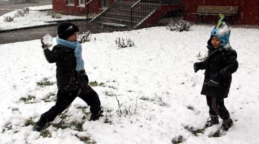 Karab&uuml;k&rsquo;te Kar Yağışı Etkisini S&uuml;rd&uuml;r&uuml;yor