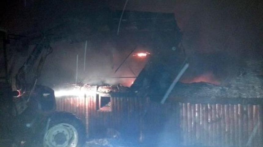 Villanın Garajındaki Yangında 14 Atv Aracı Kül Oldu