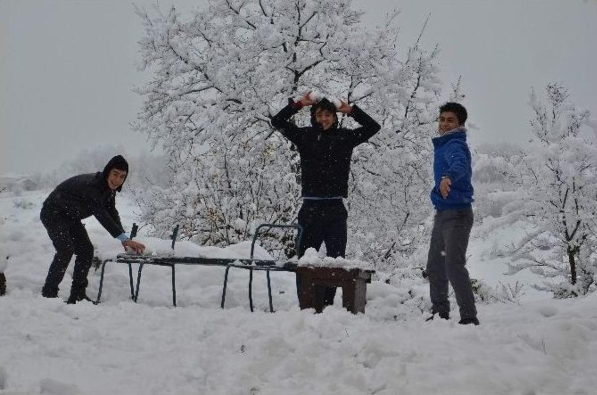 Kar Yağışı &Ccedil;ocukları Sevindirdi