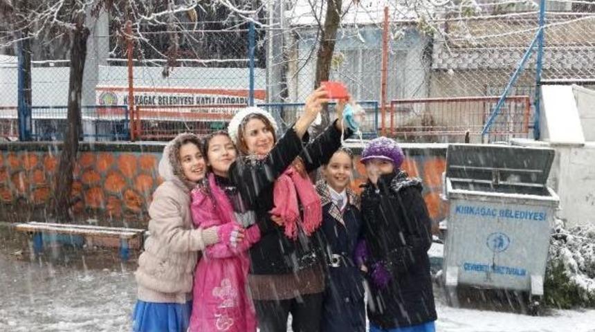 Kırkağa&ccedil;'ta Etkili Kar Yağışı