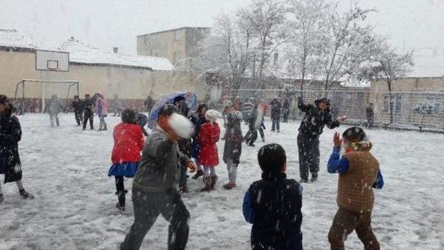 Kırkağaç'ta Etkili Kar Yağışı