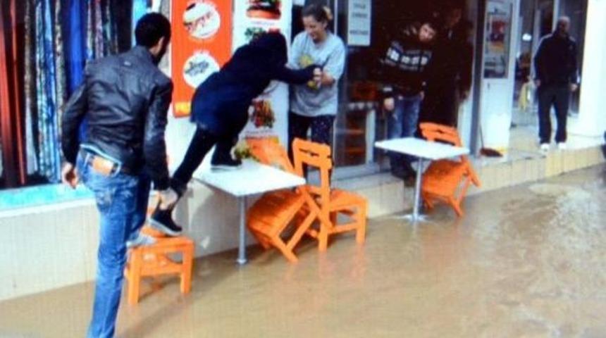 Bodrum'da Lodos Yerini Sağanak Yağmura Bıraktı