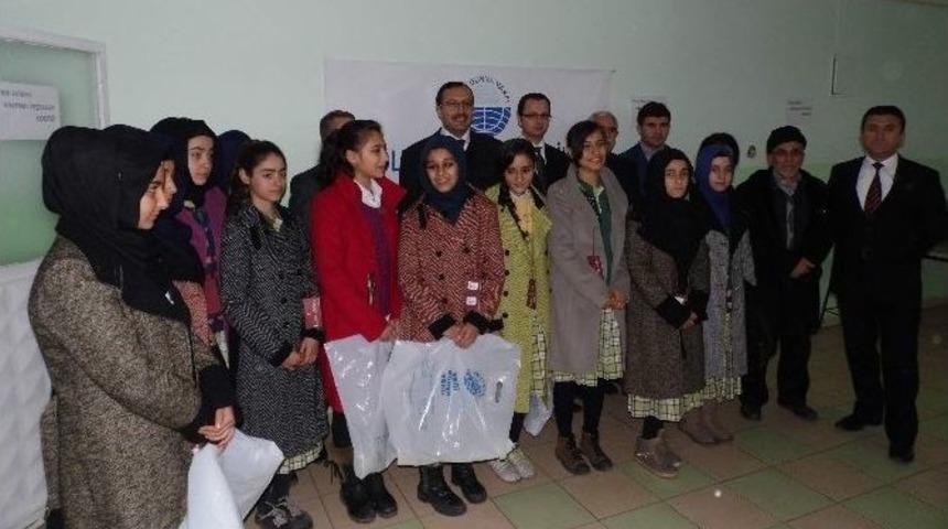Yeni D&uuml;nya Vakfı G&ouml;lbaşıda Kız &Ouml;ğrencilere Mont Dağıttı