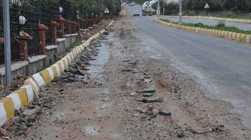 Akb&uuml;k&rsquo;te Bozuk Yol Tepkisi