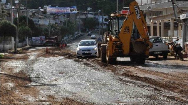 Akbük’te Bozuk Yol Tepkisi