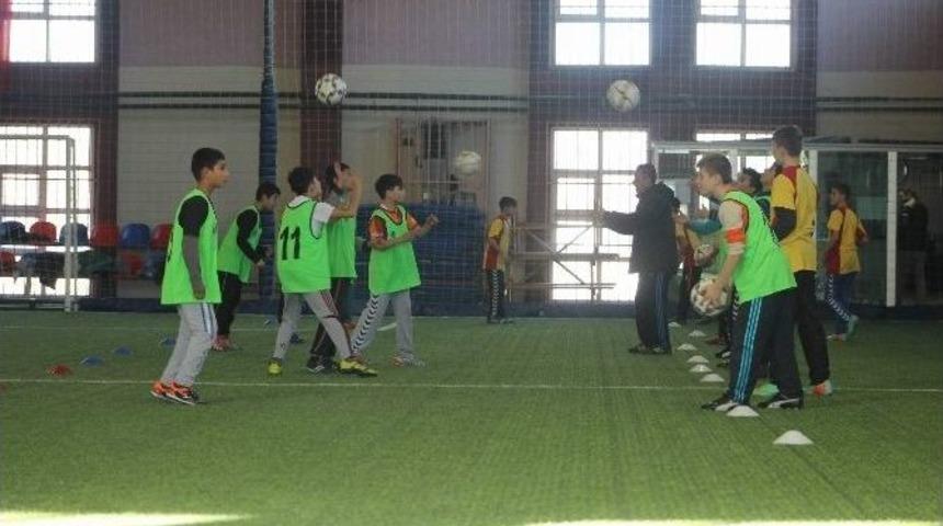 Yeşil Mahalle Halı Saha Ayda 6 Bin Kişiye &Uuml;cretsiz Hizmet Veriyor