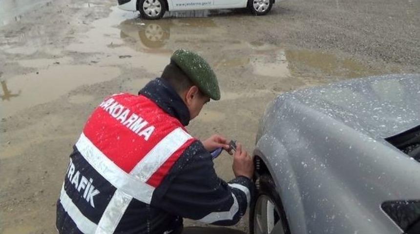 Jandarma&rsquo;dan Kar Lastiği Uygulaması
