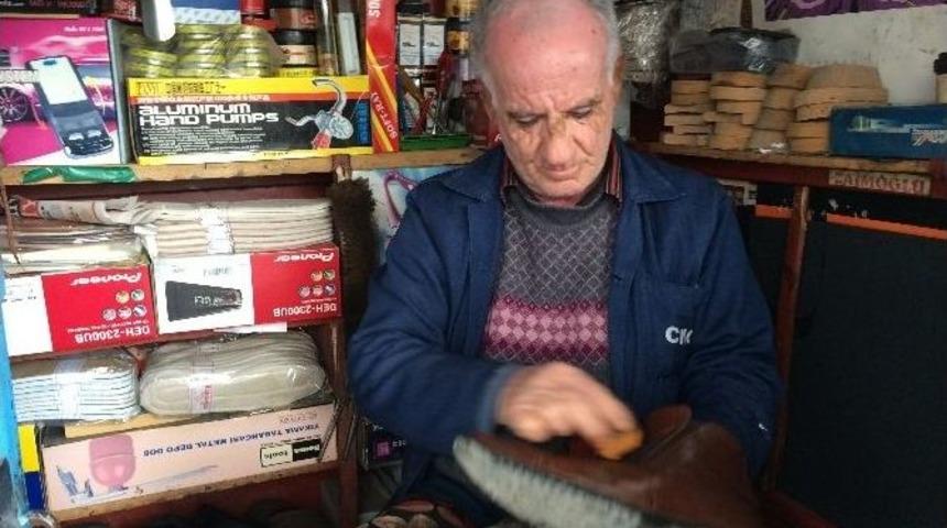 Yatalak Eşine Bakabilmek İ&ccedil;in Ayakkabı Boyacılığı Yapıyor