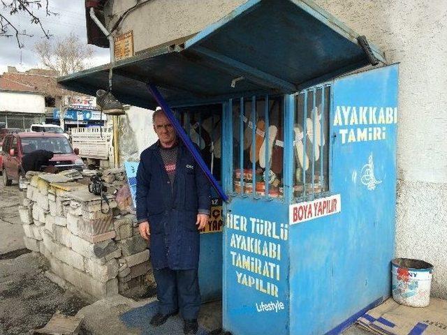 Yatalak Eşine Bakabilmek İçin Ayakkabı Boyacılığı Yapıyor