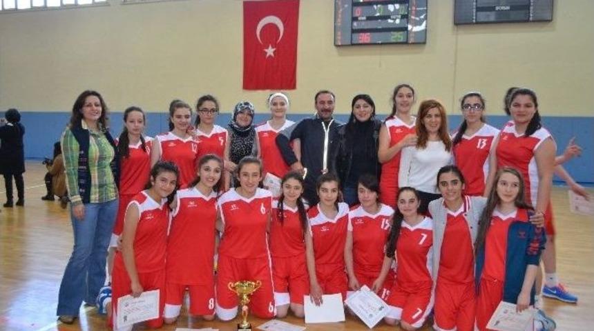 Liseli Gen&ccedil; Bayanlarda Şampiyon Belli Oldu