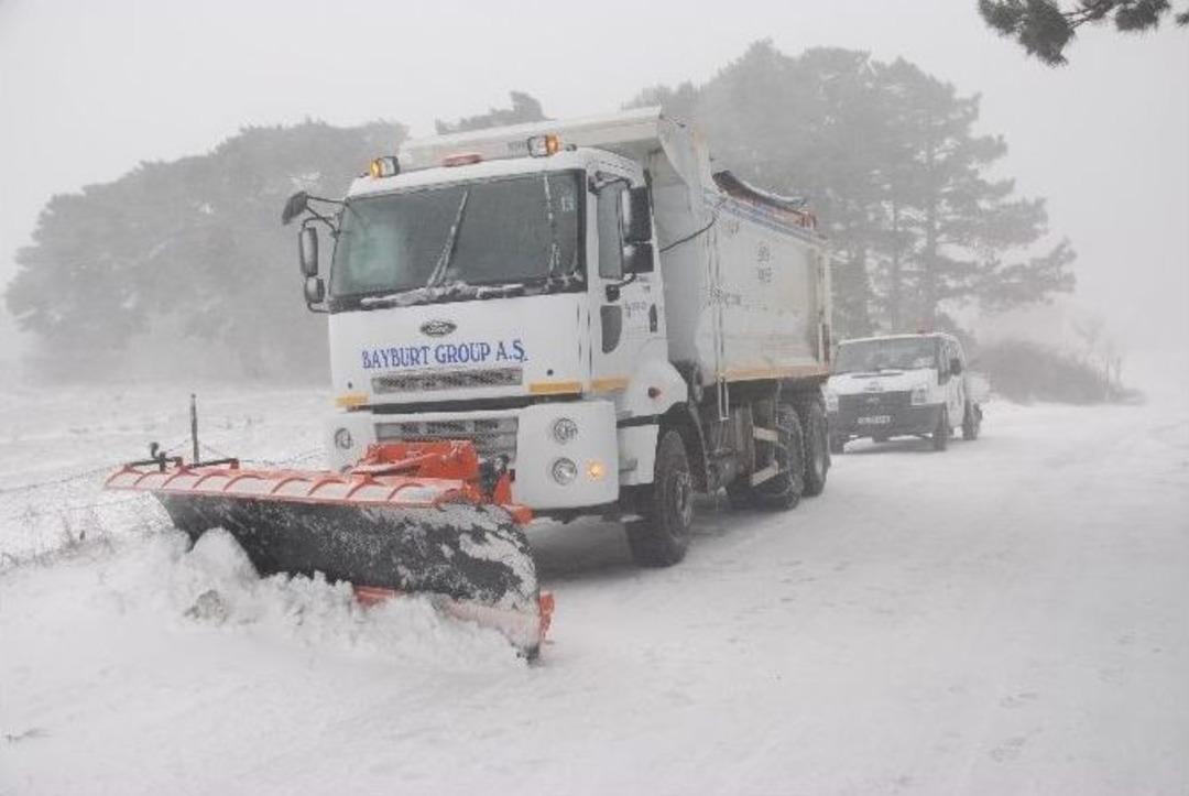 (&ouml;zel Haber) Balıkesir&rsquo;de Kar Yolları Kapattı, Bir Aile Mahsur Kaldı