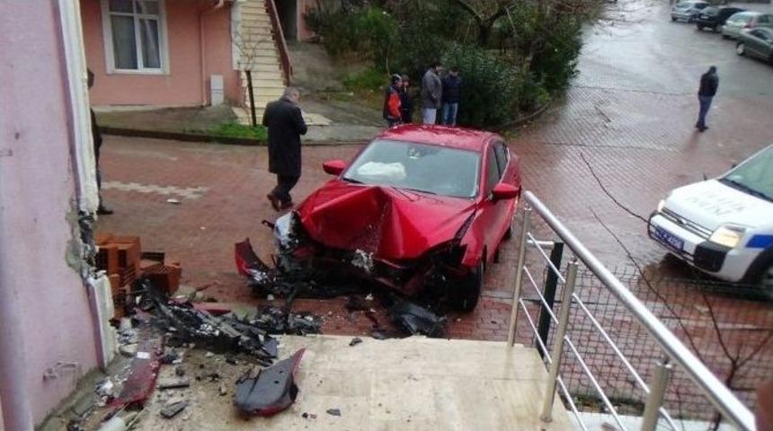 Otomobil Binaya &Ccedil;arptı: 1 Yaralı