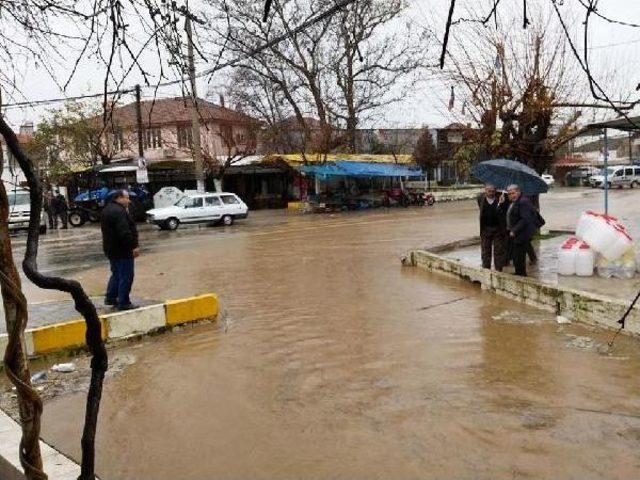 Bayındır'ı Sağanak Yağmur Vurdu