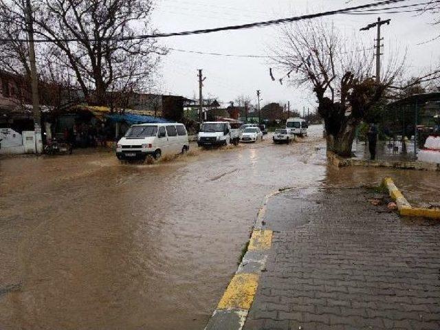 Bayındır'ı Sağanak Yağmur Vurdu