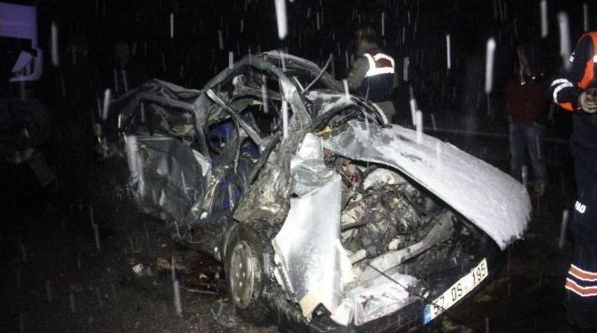 Otomobil Kamyonun Altına Girdi: 1 &Ouml;l&uuml;, 1 Yaralı