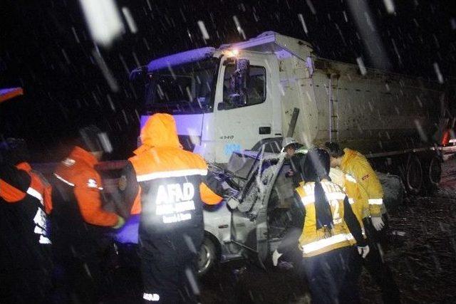 Otomobil Kamyonun Altına Girdi: 1 Ölü, 1 Yaralı