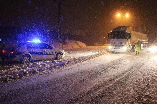 Kar Bolu Dağı'nda Ulaşımı Etkiliyor (4)