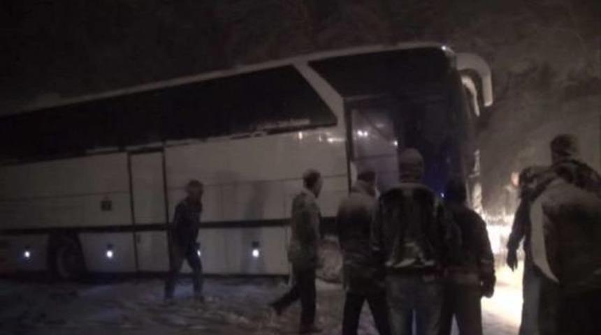 Uludağ Yolunda Kaza Yapan Ara&ccedil;lar Trafiği Kilitledi