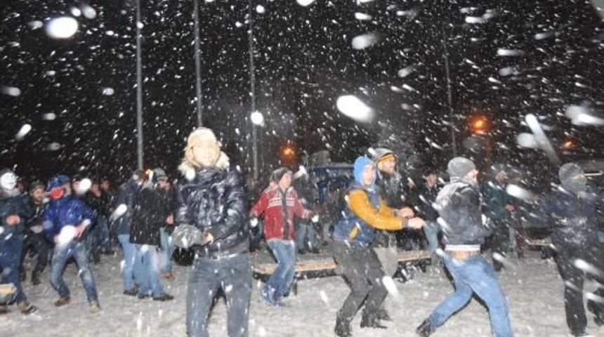 Eskişehir'de Y&uuml;zlerce Gen&ccedil; Geleneksel 'kartopu Savaşı'na Katıldı