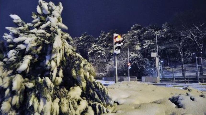 İstanbul'da Kar Yağışı Akşam Saatlerinde Etkisini Artırdı
