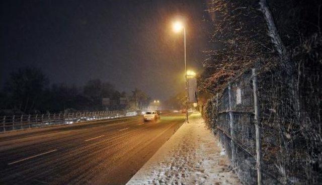 İstanbul'da Kar Yağışı Akşam Saatlerinde Etkisini Artırdı