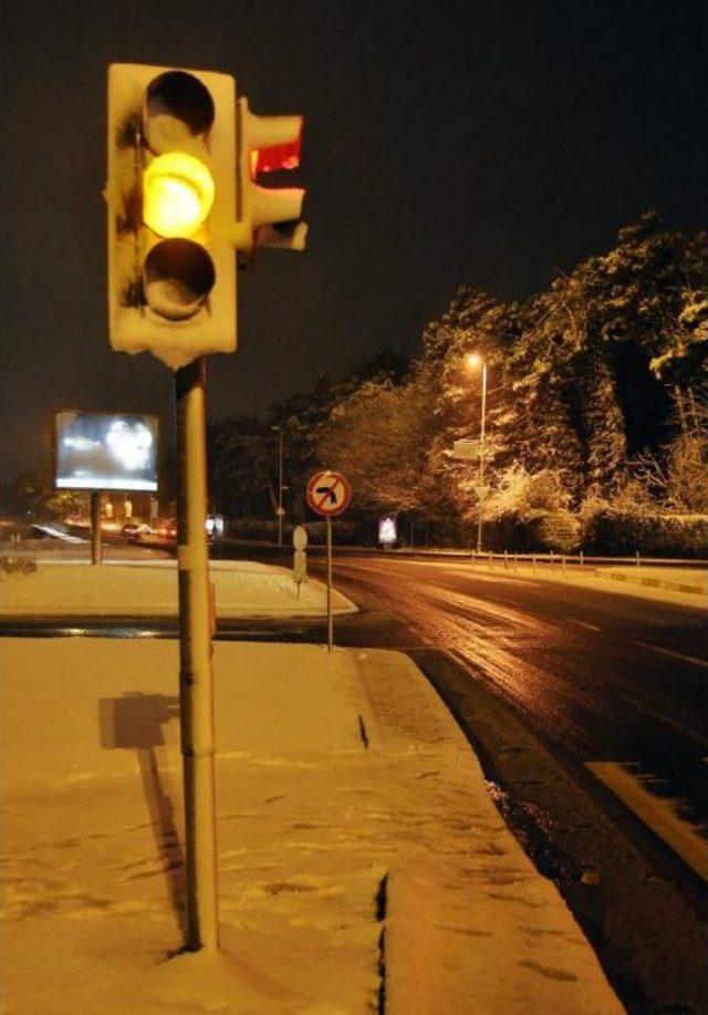 İstanbul'da Kar Yağışı Akşam Saatlerinde Etkisini Artırdı