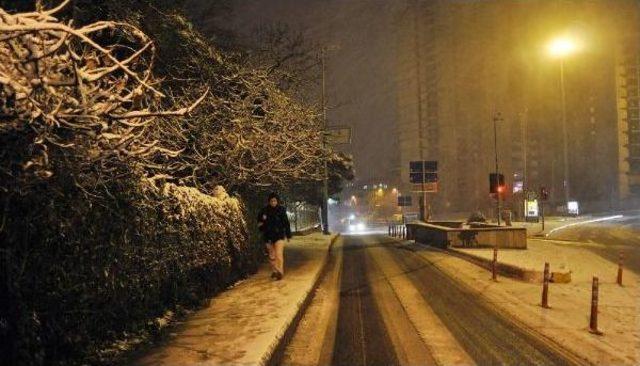 İstanbul'da Kar Yağışı Akşam Saatlerinde Etkisini Artırdı