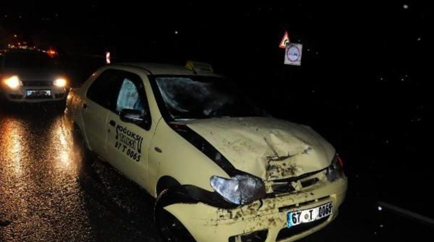 Otomobil Yola D&uuml;şen Kayaya &Ccedil;arptı: 1 Yaralı