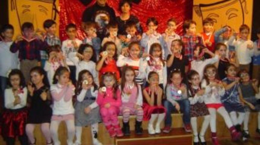 Okumayı Başaran Öğrencilere Madalya Süprizi