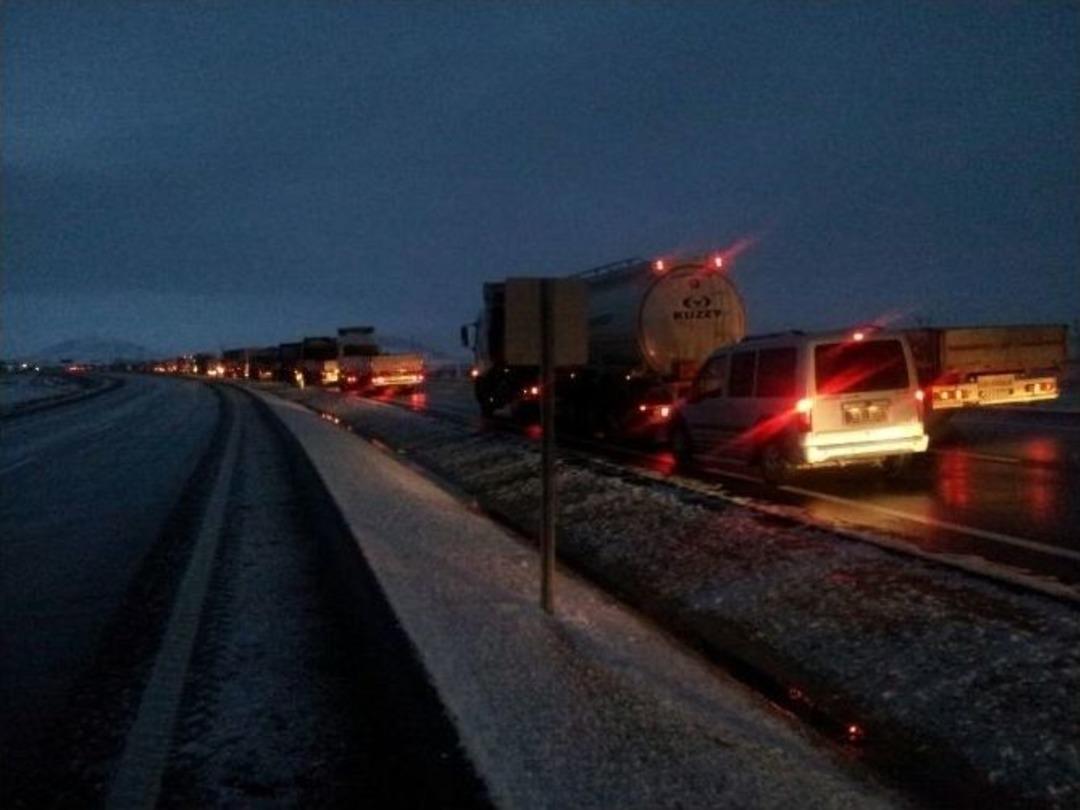 Yoğun Kar Yağışı Afyonkarahisar-k&uuml;tahya Karayolunu Trafiğe Kapadı